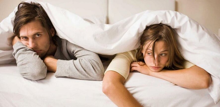 nusiminusi moteris ir vyras su silpna potencija
