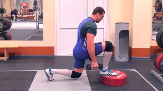 Pratimas „Lunges“ su hanteliais didina vyrišką potenciją